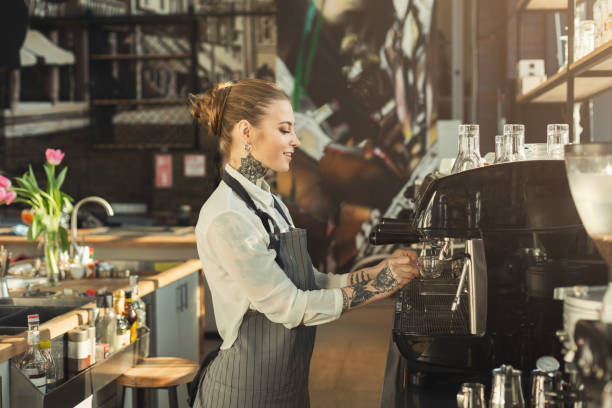barista tatuato che fa il caffè in una macchina da caffè professionale - espresso coffee cafe making foto e immagini stock