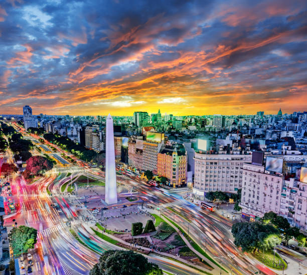argentina buenos aires in centro con auto a traffico notturno intorno all'obelisco - obelisco foto e immagini stock