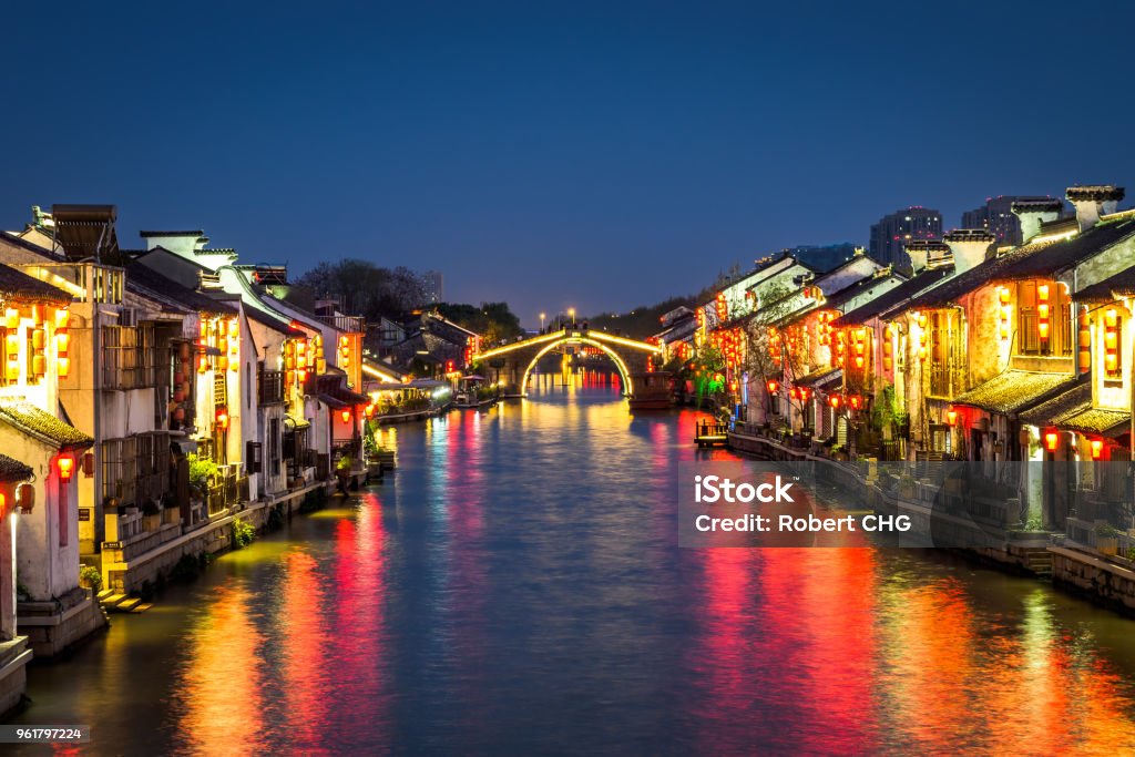 中國無錫清明大橋夜景。 - 免版稅蘇州圖庫照片