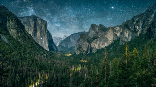 yosemite éclairée par waxing crescent au clair de lune avec montante voie lactée. - yosemite national park waterfall half dome california photos et images de collection