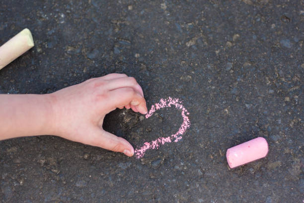 chicas mano muestra gesto de corazón - little girls sidewalk child chalk fotografías e imágenes de stock
