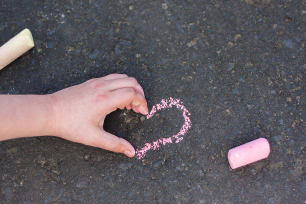 女の子の手を心臓のジェスチャーを示しています - heart shape child human hand childhood ストックフォトと画像