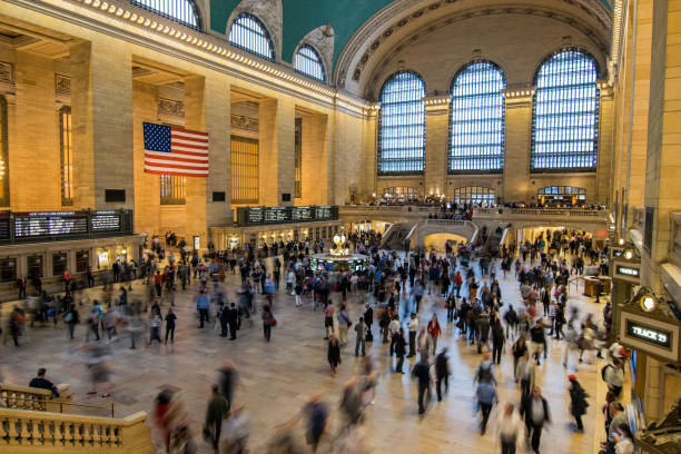 heure de pointe à grand central - people traveling business travel travel new york city photos et images de collection