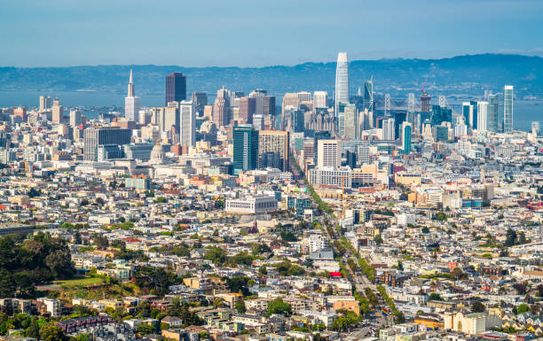 vista ravvicinata sul paesaggio urbano del centro di san francisco, california - roof row house house san francisco county foto e immagini stock