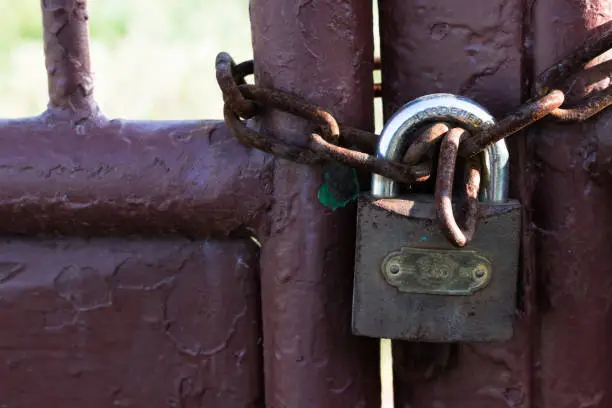 Gate locked by a ruste chain and a padlock