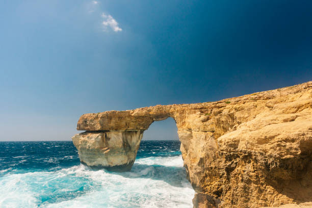 isla de gozo de ventana azul, malta - gozo malta natural arch natural phenomenon fotografías e imágenes de stock