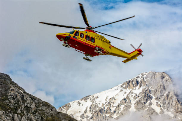 вертолет спасения - rescue helicopter outdoors occupation стоковые фото и изображения