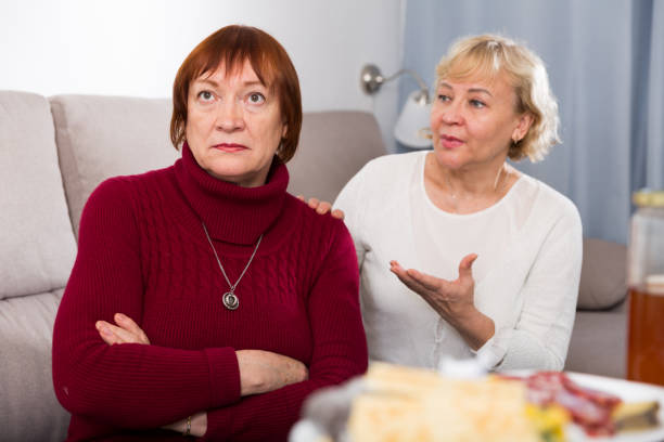 istock Old women in the hall quarrel 961850294