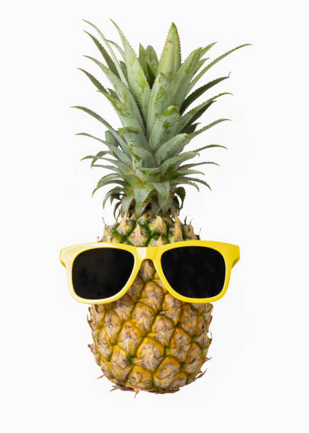 moda hipster piña, color brillante de verano, frutas tropicales con gafas de sol, concepto de arte creativo, estilo minimalista, rollo caliente playa aislada sobre fondo blanco - tropical climate audio fotografías e imágenes de stock