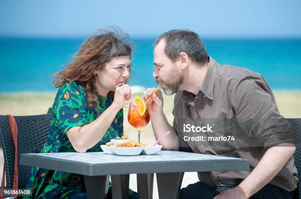 Foto de Casal De Adultos Tomar Um Aperitivo No Bar e mais fotos de stock de 50-54 anos - 50-54 anos, Casal, Duas pessoas