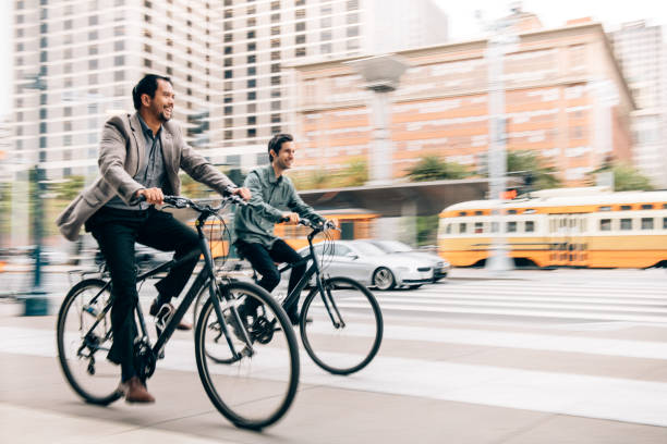 仕事のパートナーと自転車で通勤 - bicycle cycling transportation mode of transport ストックフォトと画像