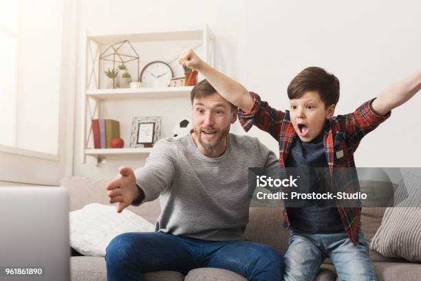 Vater Und Sohn Zu Hause Fußball Im Fernsehen Gucken Stockfoto und mehr Bilder von Fußball
