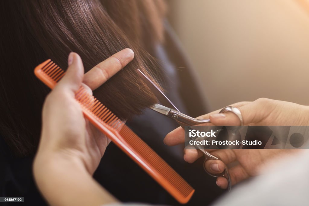 Schuss von weiblichen Kunden erhalten einen Haarschnitt beschnitten - Lizenzfrei Friseurberuf Stock-Foto
