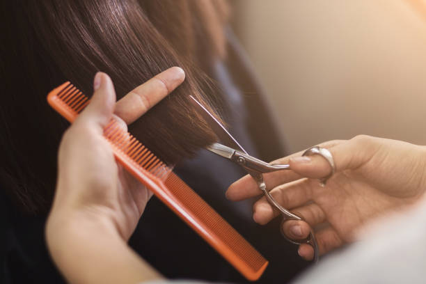 schuss von weiblichen kunden erhalten einen haarschnitt beschnitten - serving people teenage girls female stock-fotos und bilder