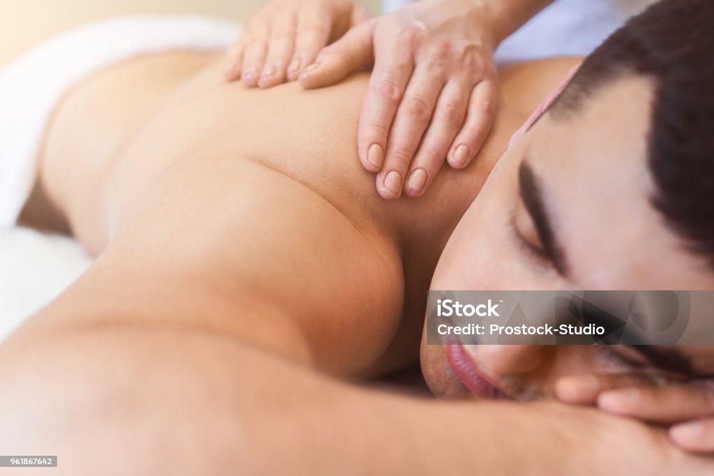 Klassische Ganzkörpermassage bei Physiotherapeuten - Lizenzfrei Massieren Stock-Foto
