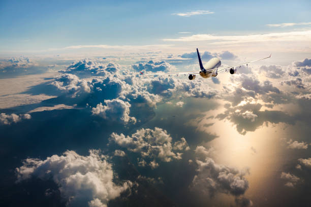 flugzeug fliegen in den himmel bei sonnenaufgang - high up usa stock-fotos und bilder