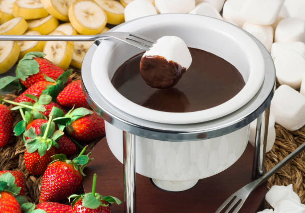 istock Bitter chocolate fondue with fresh fruits 961877900