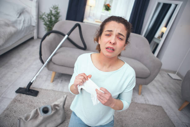 молодая женщина выглядит больной и чувство аллергии на пыль - house dust allergy стоковые фото и изображения