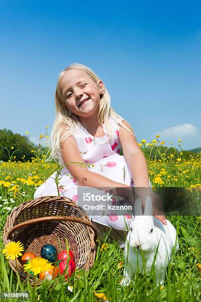 Kind Streicheln Osterhase Stockfoto und mehr Bilder von Osterhase - Osterhase, Blau, Ei