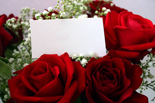 rosas rojas con un mensaje tag - rose bouquet flower single flower fotografías e imágenes de stock