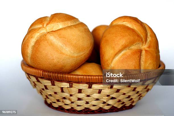 Cesto Di Pane Isolato - Fotografie stock e altre immagini di Birra - Birra, Lievito, Pane