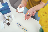 patienten-die-vorbereitung-einige-pillen-nehmen.jpg?b=1&s=170x170&k=20&c=iShrOUwA_lrvPrSM9kKOLk2zjdtDzcPGyJKwfX4angk=