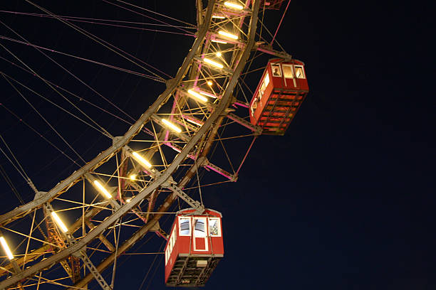 grande roue de vienne - vienna ferris wheel night prater park photos et images de collection