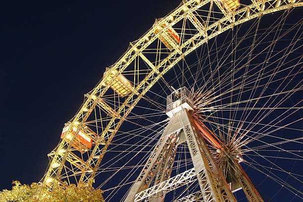 grande roue de vienne - vienna ferris wheel night prater park photos et images de collection