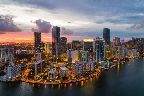 powietrzny zmierzch brickell miami floryda stany zjednoczone - city of sundown zdjęcia i obrazy z banku zdjęć