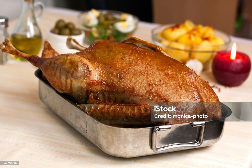 Свежевыпеченных Goose с картофелем и перцем и оливками - Стоковые фото Барабанная палочка роялти-фри