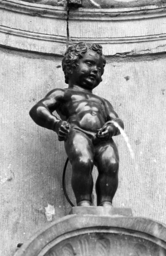 Black and white shot of the Manneken Pis