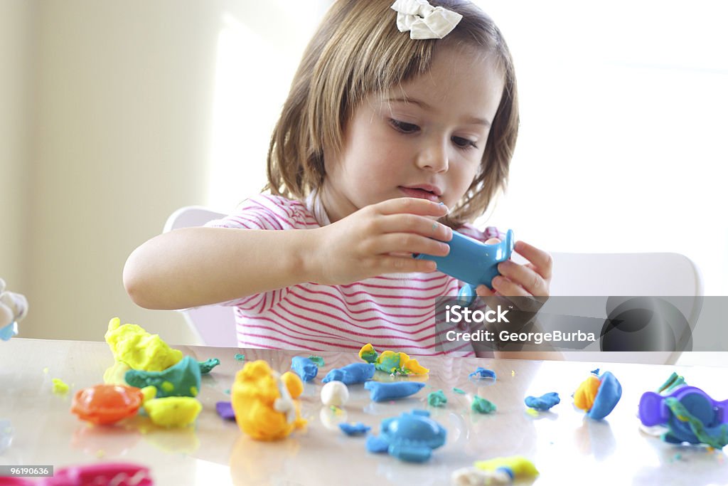 Garota brincando com massa de recreação - Foto de stock de Brincalhão royalty-free