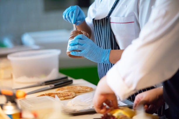 istock Chef filling crepes with chocolate cream 961908762