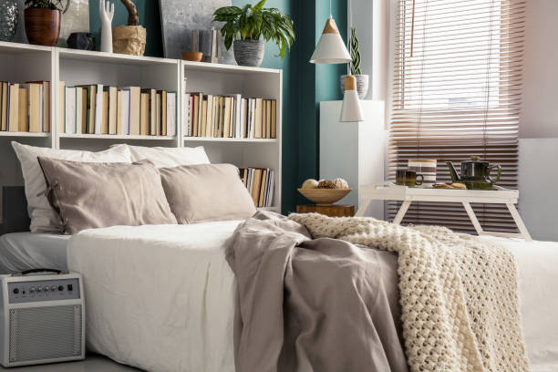 kleines schlafzimmer mit designer-einrichtung - cushion light bed bedroom stock-fotos und bilder