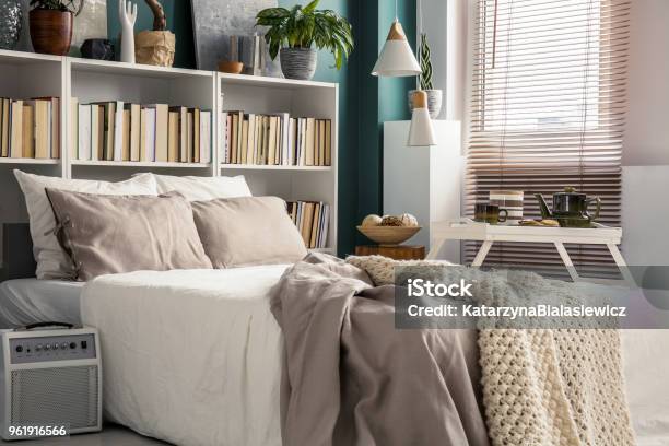 Piccola Camera Da Letto Con Decorazioni Di Design - Fotografie stock e altre immagini di Camera da letto - Camera da letto, Piccolo, Appartamento