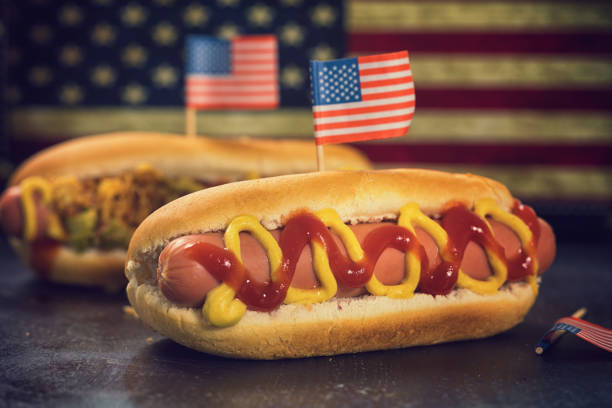 hotdog americano per il 4 luglio - american cuisine foto e immagini stock