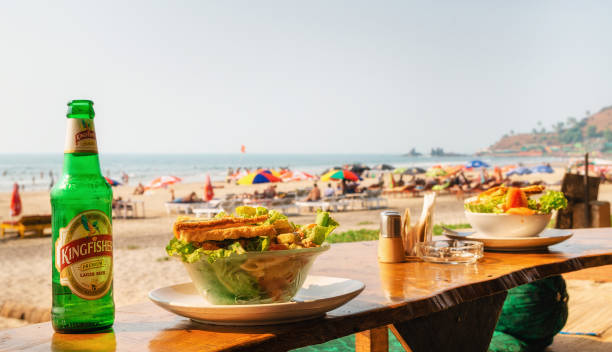 샐러드와 바다 전망 arambol에 맥주와 함께 점심 - goa beach india green 뉴스 사진 이미지