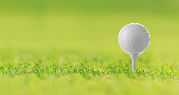 pelota de golf en t - golf power golf course challenge fotografías e imágenes de stock