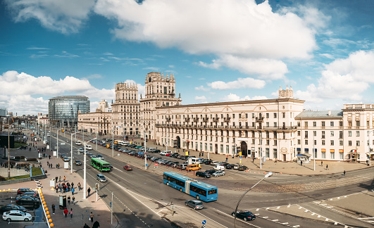 Minsk, Bielorrusia. Dos torres de edificios que simbolizan puertas de Minsk, Plaza de la estación. Cruce de las calles de Kirova y Bobruyskaya. Herencia soviética. Famoso monumento photo