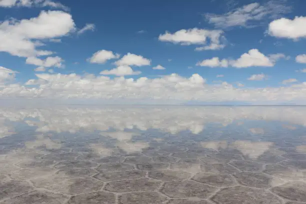 Salar de Uyuni na Bolívia - Sunny day with Walter reflecting clouds