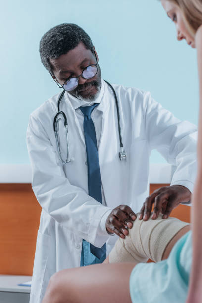 istock doctor putting on elastic bandage 961954600