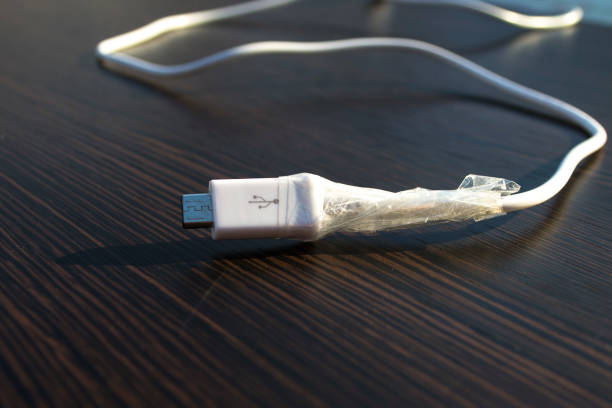 istock Defective charging for the phone 961954904