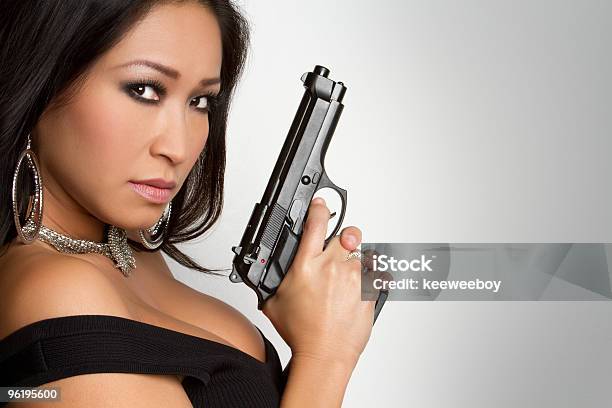 Пистолет Женщина — стоковые фотографии и другие картинки Взрослый - Взрослый, Вооружение, Восточноазиатского происхождения
