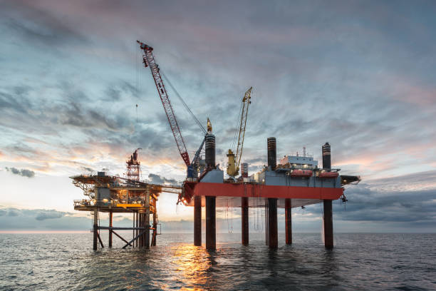 plataforma de gas y jack-up rig - oil rig sea drilling rig sunset fotografías e imágenes de stock
