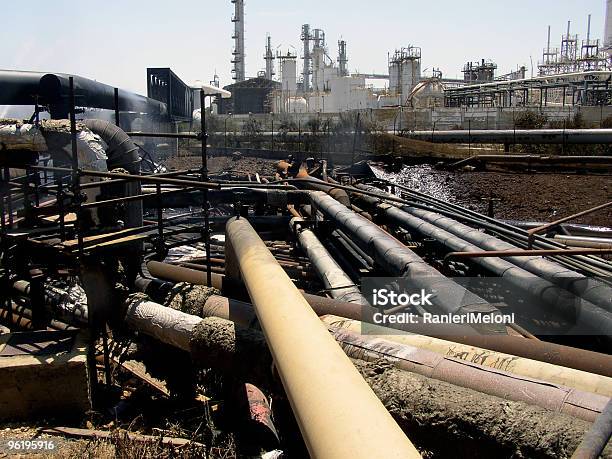 Accidentes En La Planta De Refinería De Foto de stock y más banco de imágenes de Fuego - Fuego, Refinería de petróleo, Calor