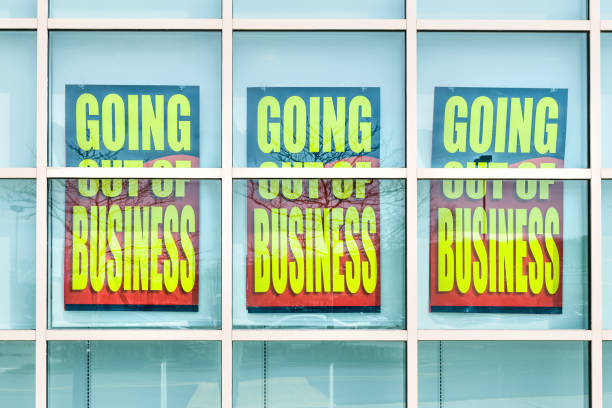 zbliżenie żółtego sklepu zamykającego znak plakatu na szklanym oknie budynku sklepu dla bankructwa zbankrutuje - bankruptcy going out of business business banner zdjęcia i obrazy z banku zdjęć