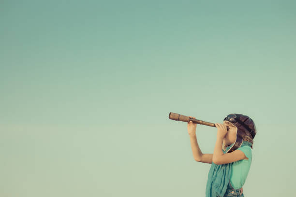 heureux enfant qui joue à l’extérieur - finding photos et images de collection