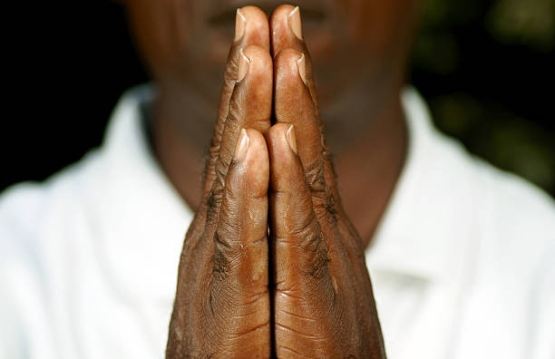 dedos de las manos del hombre afro en oración - 4453 fotografías e imágenes de stock