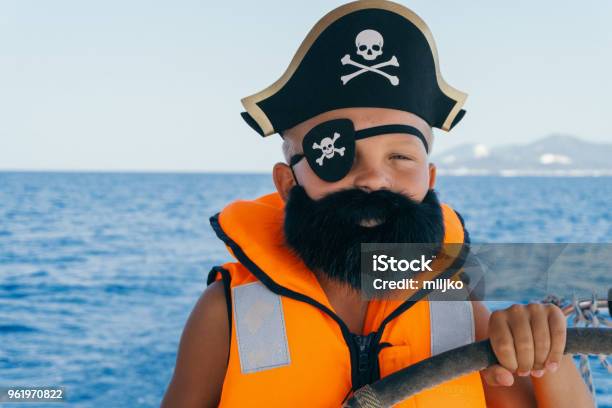 Bambino In Costume Pirata Sterzo Yacht - Fotografie stock e altre