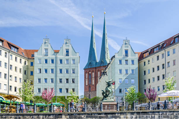 nikolaiviertel (quartier de nicholas') avec maisons historiques, nikolaikirche, skulpture de st.george et ses célèbres restaurants allemands traditionnels - skulpture photos et images de collection
